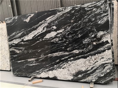 Granito negro con vetas blancas.