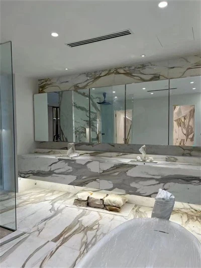 Baño con encimera de mármol dorado Calacatta