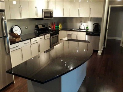 Cocina con mesa de granito