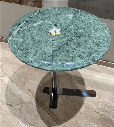 Mesa redonda con tapa de mármol verde