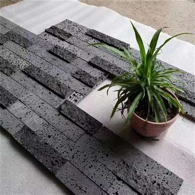 Sala de estar con pared decorativa de piedra gris