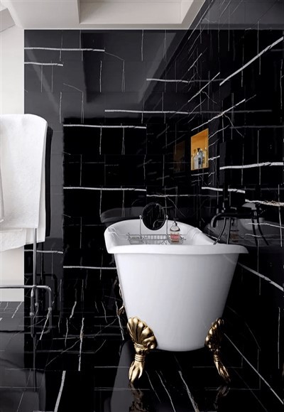 Baño de pared de azulejos de mármol