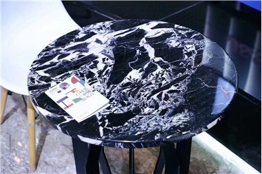 Mesa de comedor ovalada de mármol negro