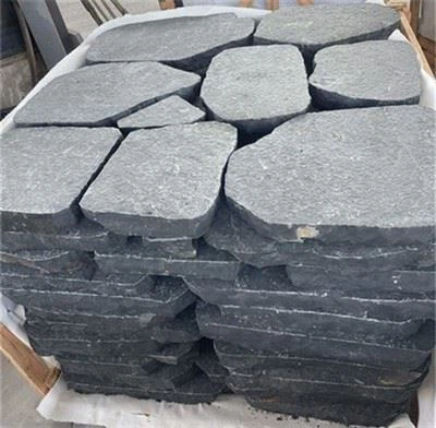 Escalones de piedra sobre el césped