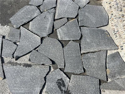 Pavimento alocado de pizarra negra