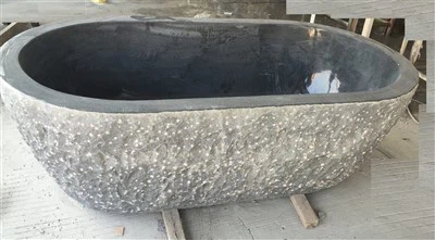 Bañera de piedra negra