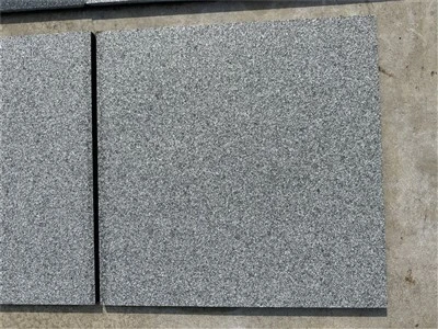 Pavimento flameado de granito G654