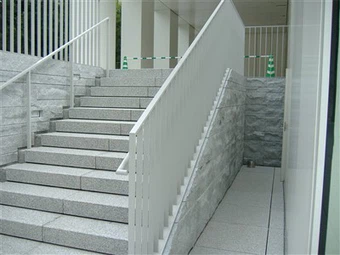 Escalones de piedra macizos para escaleras exteriores