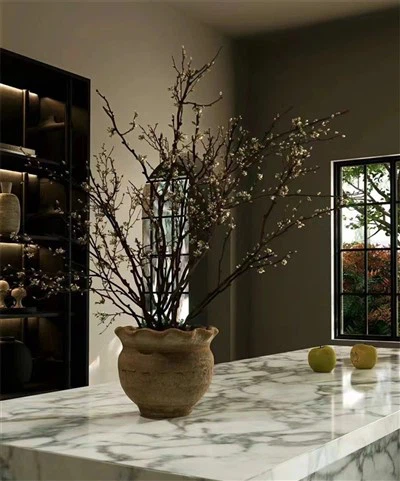 Cocina con isla de mármol blanco
